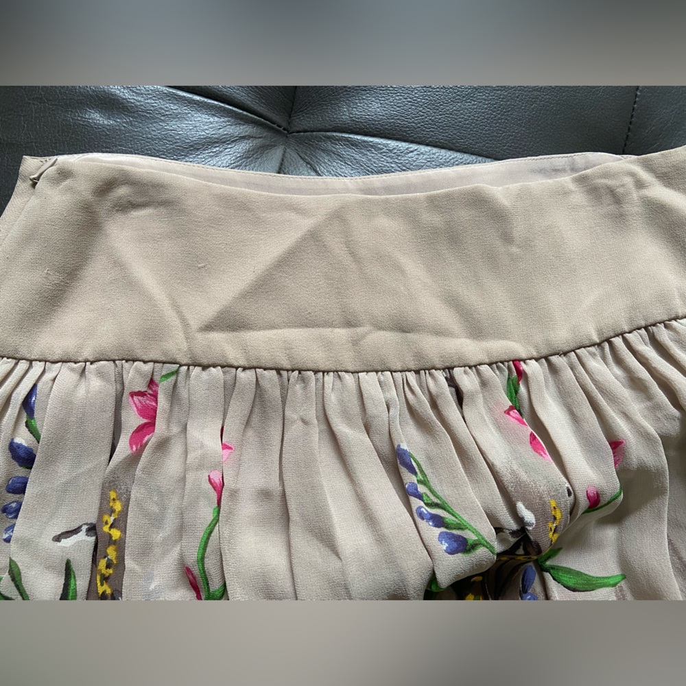 BCBG MAXAZRIA skirt size 4 
Used in good condition 
See pictures for details - Picture 2 of 10